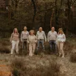 Familieportret aan de rand van het bos