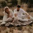 Ouders spelen met hun peuter op een picknickkleed